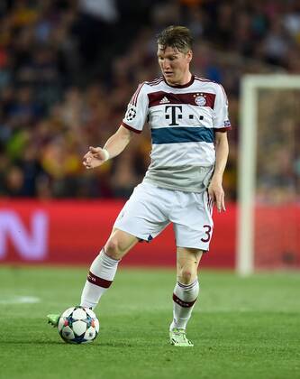 FUSSBALL CHAMPIONS LEAGUE SAISON 2014 2015 HALBFINALE HINSPIEL FC Barcelona Barca - FC Bayern Muenchen 06.05.2015 Bastian Schweinsteiger (FC Bayern Muenchen) am Ball 