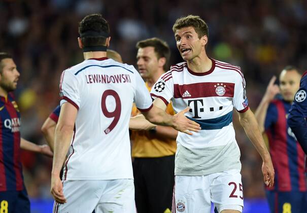 FUSSBALL CHAMPIONS LEAGUE SAISON 2014 2015 HALBFINALE HINSPIEL FC Barcelona Barca - FC Bayern Muenchen 06.05.2015 Robert Lewandowski (li) und Thomas Mueller (re, beide FC Bayern Muenchen) feuern sich gegenseitig an 