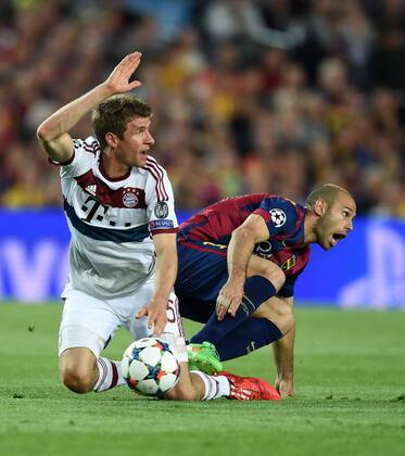 FUSSBALL CHAMPIONS LEAGUE SAISON 2014 2015 HALBFINALE HINSPIEL FC Barcelona Barca - FC Bayern Muenchen 06.05.2015 Thomas Mueller (li, FC Bayern Muenchen) gegen Javier Mascherano (Barca) 