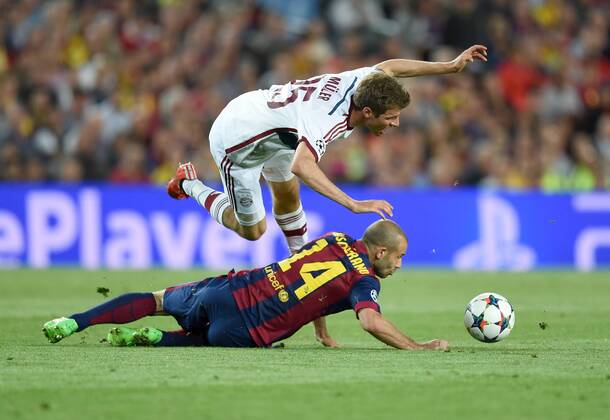 FUSSBALL CHAMPIONS LEAGUE SAISON 2014 2015 HALBFINALE HINSPIEL FC Barcelona Barca - FC Bayern Muenchen 06.05.2015 Thomas Mueller (FC Bayern Muenchen) gegen Javier Mascherano (Barca) obenauf 