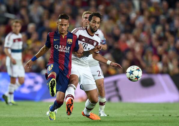 FUSSBALL CHAMPIONS LEAGUE SAISON 2014 2015 HALBFINALE HINSPIEL FC Barcelona Barca - FC Bayern Muenchen 06.05.2015 Neymar (Barca) gegen Mehdi Benatia (re, FC Bayern Muenchen) 