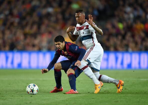 FUSSBALL CHAMPIONS LEAGUE SAISON 2014 2015 HALBFINALE HINSPIEL FC Barcelona Barca - FC Bayern Muenchen 06.05.2015 Luis Suarez (Barca) gegen Jerome Boateng (re, FC Bayern Muenchen) 