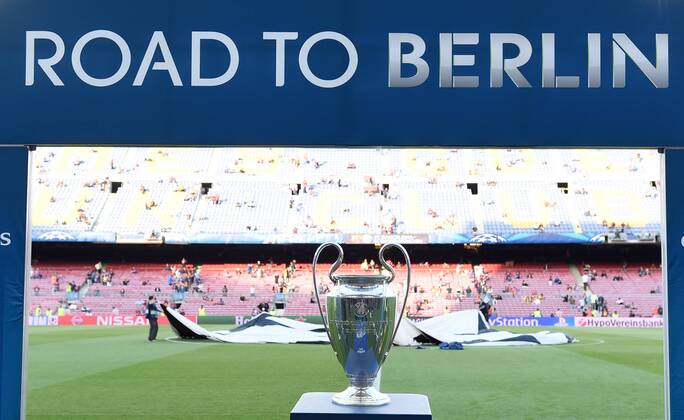 FUSSBALL CHAMPIONS LEAGUE SAISON 2014 2015 HALBFINALE HINSPIEL FC Barcelona Barca - FC Bayern Muenchen 06.05.2015 Stillleben mit Champions League Pokal 