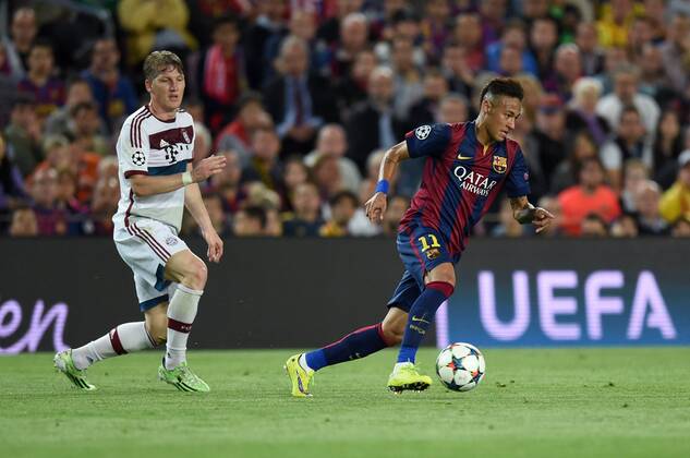 FUSSBALL CHAMPIONS LEAGUE SAISON 2014 2015 HALBFINALE HINSPIEL FC Barcelona Barca - FC Bayern Muenchen 06.05.2015 Bastian Schweinsteiger (li, FC Bayern Muenchen) gegen Neymar (Barca) 