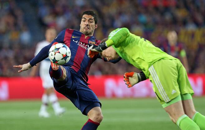 Mittwoch 06.05.2015, CL, UEFA Champions League, Saison 2014 2015, Halbfinale Hinspiel in Barcelona, FC Barcelona Barca - FC Bayern Muenchen, v.l. Luis Suarez (FC Barcelona) gegen Torwart Manuel Neuer (Bayern Muenchen) DeFodi035