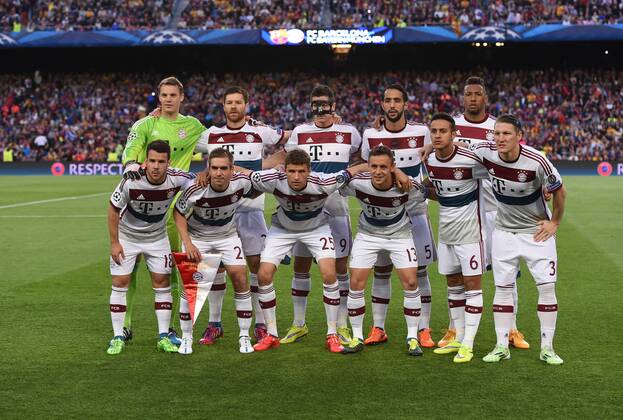 FUSSBALL CHAMPIONS LEAGUE SAISON 2014 2015 HALBFINALE HINSPIEL FC Barcelona Barca - FC Bayern Muenchen 06.05.2015 Teamfoto FC Bayern Muenchen, hintere Reihe von links: Torwart Manuel Neuer, Xabi Alonso, Robert Lewandowski, Mehdi Benatia, Jerome Boateng. Vordere Reihe von links: Juan Bernat, Philipp Lahm, Thomas Müller, Rafinha, Thiago Alcantara und Bastian Schweinsteiger 