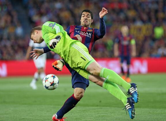 Mittwoch 06.05.2015, CL, UEFA Champions League, Saison 2014 2015, Halbfinale Hinspiel in Barcelona, FC Barcelona Barca - FC Bayern Muenchen, v.l. Torwart Manuel Neuer (Bayern Muenchen) gegen Luis Suarez (FC Barcelona) DeFodi035