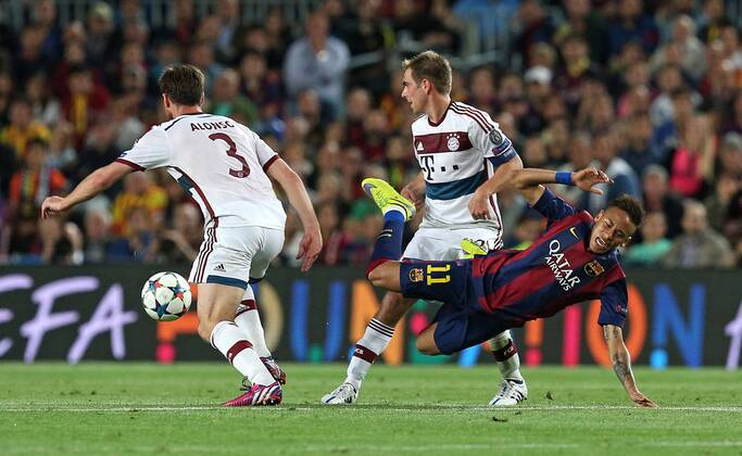 Mittwoch 06.05.2015, CL, UEFA Champions League, Saison 2014 2015, Halbfinale Hinspiel in Barcelona, FC Barcelona Barca - FC Bayern Muenchen, v.l. Xabi Alonso (Bayern Muenchen) und Philipp Lahm (Bayern Muenchen) gegen Neymar (FC Barcelona) DeFodi035