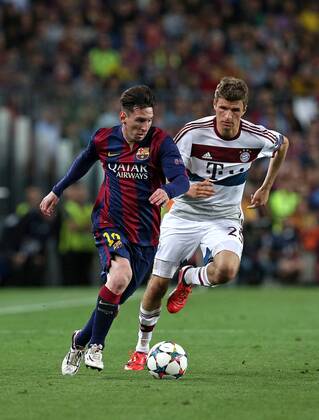 Mittwoch 06.05.2015, CL, UEFA Champions League, Saison 2014 2015, Halbfinale Hinspiel in Barcelona, FC Barcelona Barca - FC Bayern Muenchen, v.l. Lionel Messi (FC Barcelona) gegen Thomas Mueller (Bayern Muenchen) DeFodi035