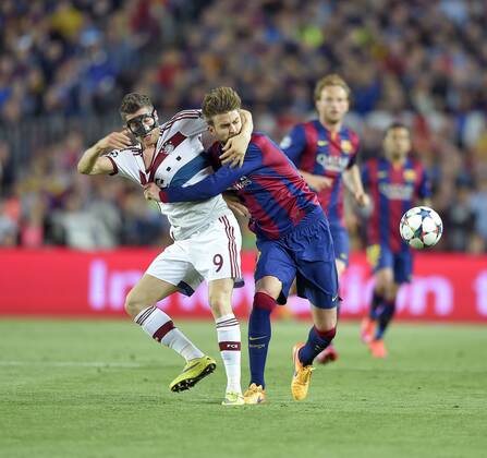 06.05.2015, Fussball Champions League 2014 2015, Halbfinale Hinspiel, FC Barcelona Barca - FC Bayern München, im Stadion Camp Nou in Barcelona (Spanien). v.l. Robert Lewandowski (Bayern München) gegen Gerard Pique (Barcelona) 