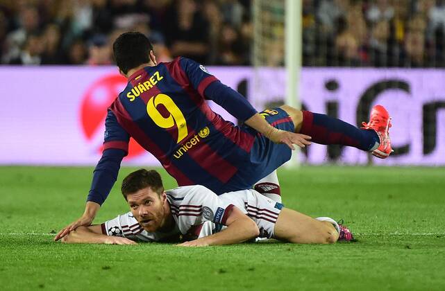 06.05.2015, xjhx, Fussball Champions League, FC Barcelona Barca - FC Bayern Muenchen, v.l. Xabi Alonso (FC Bayern Muenchen), Luis Suarez (FC Barcelona)
