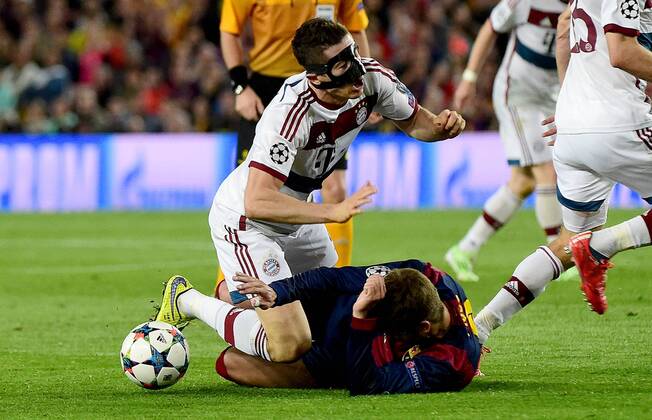 06.05.2015, xjhx, Fussball Champions League, FC Barcelona Barca - FC Bayern Muenchen, v.l. Robert Lewandowski (FC Bayern Muenchen), Gerard Pique (FC Barcelona)
