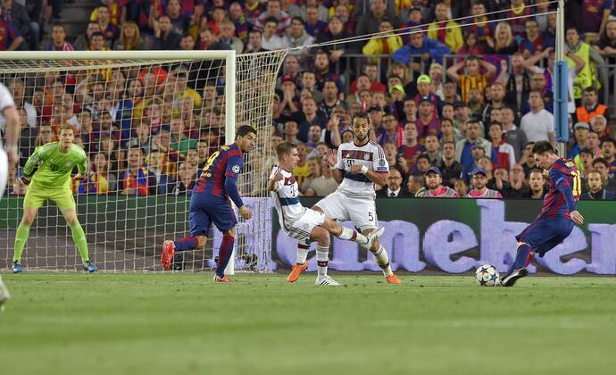 06.05.2015, Fussball Champions League 2014 2015, Halbfinale Hinspiel, FC Barcelona Barca - FC Bayern München, im Stadion Camp Nou in Barcelona (Spanien). Lionel Messi (Barcelona) trifft hier zum 1:0 gegen Torwart Manuel Neuer (Bayern) 