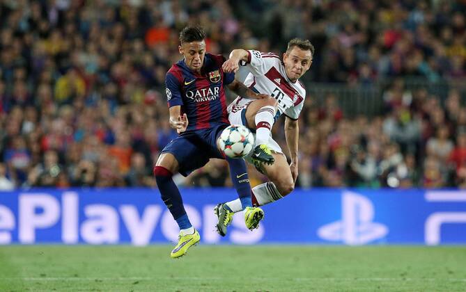 Mittwoch 06.05.2015, CL, UEFA Champions League, Saison 2014 2015, Halbfinale Hinspiel in Barcelona, FC Barcelona Barca - FC Bayern Muenchen, v.l. Neymar (FC Barcelona) gegen Rafinha (Bayern Muenchen) DeFodi035