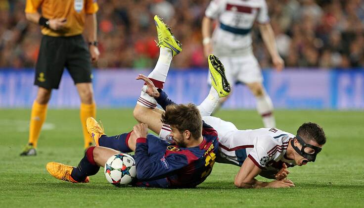 Mittwoch 06.05.2015, CL, UEFA Champions League, Saison 2014 2015, Halbfinale Hinspiel in Barcelona, FC Barcelona Barca - FC Bayern Muenchen, v.l. Gerard Pique (FC Barcelona) gegen Robert Lewandowski (Bayern Muenchen) DeFodi035
