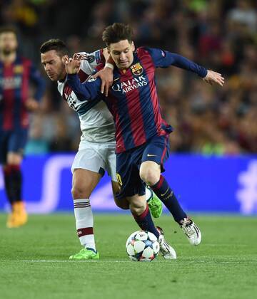 FUSSBALL CHAMPIONS LEAGUE SAISON 2014 2015 HALBFINALE HINSPIEL FC Barcelona Barca - FC Bayern Muenchen 06.05.2015 Juan Bernat (li, FC Bayern Muenchen) gegen Lionel Messi (Barca) 