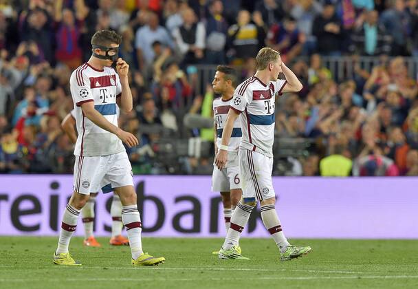 06.05.2015, Fussball Champions League 2014 2015, Halbfinale Hinspiel, FC Barcelona Barca - FC Bayern München, im Stadion Camp Nou in Barcelona (Spanien). v.l. Robert Lewandowski (Bayern München) und Bastian Schweinsteiger (München) sind nach dem 1:0 enttäuscht. 