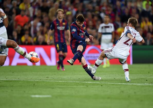 FUSSBALL CHAMPIONS LEAGUE SAISON 2014 2015 HALBFINALE HINSPIEL FC Barcelona Barca - FC Bayern Muenchen 06.05.2015 Lionel Messi (Barca) zieht ab und erzielt das Tor zum 1:0. Philipp Lahm (re, FC Bayern Muenchen) kommt zu spaet. 