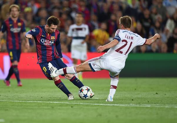 FUSSBALL CHAMPIONS LEAGUE SAISON 2014 2015 HALBFINALE HINSPIEL FC Barcelona Barca - FC Bayern Muenchen 06.05.2015 Lionel Messi (Barca) zieht ab und erzielt das Tor zum 1:0. Philipp Lahm (re, FC Bayern Muenchen) kommt zu spaet. 