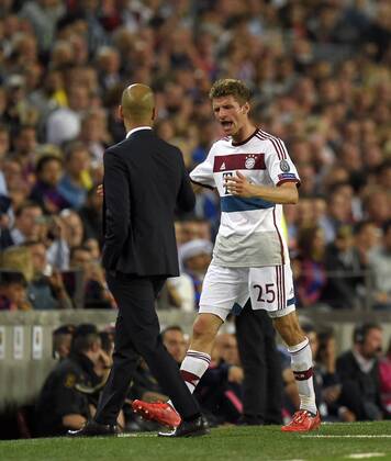 06.05.2015, Fussball Champions League 2014 2015, Halbfinale Hinspiel, FC Barcelona Barca - FC Bayern München, im Stadion Camp Nou in Barcelona (Spanien). Thomas Müller (re.,München) bei seine Auswechslung sauer. li: Trainer Pep Guardiola (Bayern München) 