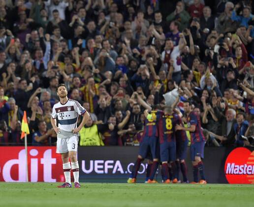 06.05.2015, Fussball Champions League 2014 2015, Halbfinale Hinspiel, FC Barcelona Barca - FC Bayern München, im Stadion Camp Nou in Barcelona (Spanien). Frust bei Xabi Alonso (li, Bayern München) nah dem gegentor von Lionel Messi (Barcelona) der hinten jubelt. 
