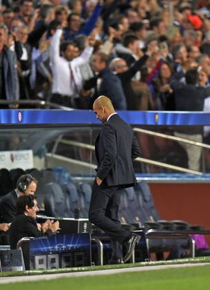 06.05.2015, Fussball Champions League 2014 2015, Halbfinale Hinspiel, FC Barcelona Barca - FC Bayern München, im Stadion Camp Nou in Barcelona (Spanien). Trainer Pep Guardiola (Bayern München) Frustriert. 