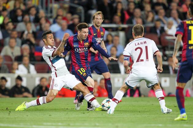 l-r: im Zweikampf, Aktion, mit Thiago Alcantara 6 (FC Bayern Muenchen), Lionel Messi 10 FC Barcelona Barca und Philipp Lahm 21 (FC Bayern Muenchen) , FC Barcelona vs. FC Bayern Muenchen, Fussball, Champions League, 06.05.2015 , EP_CKT