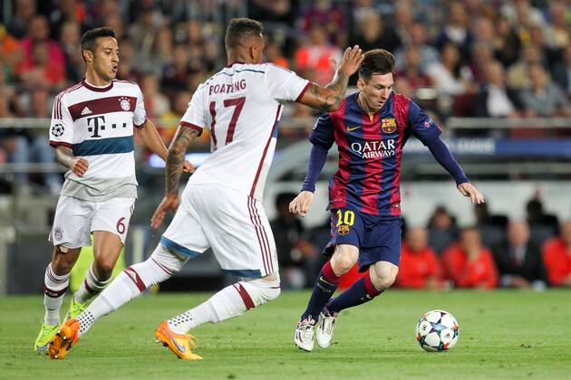 l-r: im Zweikampf, Aktion, mit Thiago Alcantara 6 (FC Bayern Muenchen), Jerome Boateng 17 (FC Bayern Muenchen) und Lionel Messi 10 FC Barcelona Barca , FC Barcelona vs. FC Bayern Muenchen, Fussball, Champions League, 06.05.2015 , EP_CKT