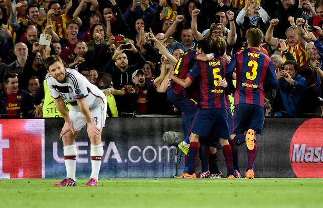 06.05.2015, xjhx, Fussball Champions League, FC Barcelona Barca - FC Bayern Muenchen, v.l. Xabi Alonso (FC Bayern Muenchen), Spieler FC Barcelona und Lionel Messi (FC Barcelona) Torjubel, Goal celebration, celebrate the goal zum 1:0