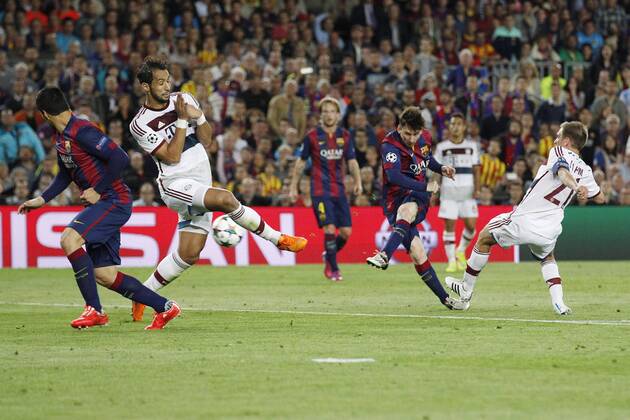 Lionel Messi FC Barcelona Barca 10)mit dem Fuehrungs Tor zum 1:0 gegen Kapitaen Philipp Lahm (FC Bayern Muenchen 21) und Mehdi Benatia (FC Bayern Muenchen 5) FC Barcelona vs FC Bayern Muenchen, Fussball, Champions League, Halbfinale, 06.05.2015, Foto: Schueler Eibner EP_JSE
