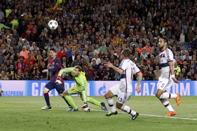 Lionel Messi FC Barcelona Barca 10)mit dem Tor zum 2:0 gegen Torwart Manuel Neuer (FC Bayern Muenchen 1) und Rafinha (FC Bayern Muenchen 13) FC Barcelona vs FC Bayern Muenchen, Fussball, Champions League, Halbfinale, 06.05.2015, Foto: Schueler Eibner EP_JSE