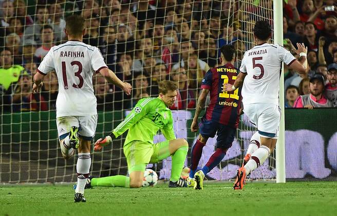 06.05.2015, xjhx, Fussball Champions League, FC Barcelona Barca - FC Bayern Muenchen, v.l. Manuel Neuer (FC Bayern Muenchen), Neymar (FC Barcelona) Goal scored, Tor zum 3:0