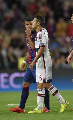06.05.2015, Fussball Champions League 2014 2015, Halbfinale Hinspiel, FC Barcelona Barca - FC Bayern München, im Stadion Camp Nou in Barcelona (Spanien). Nach dem Spiel, v.li: Rafinha (Barcelona) und sein Bruder Thiago (Bayern München) im Gespräch. 