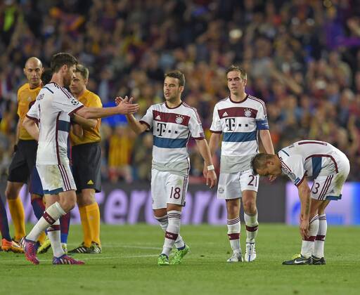 06.05.2015, Fussball Champions League 2014 2015, Halbfinale Hinspiel, FC Barcelona Barca - FC Bayern München, im Stadion Camp Nou in Barcelona (Spanien). Frustrierte Bayern nach dem Spiel. v.li: Xabi Alonso (Bayern München), Juan Bernat (Bayern), Philipp Lahm (München), Rafinha (Bayern). 