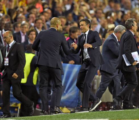 06.05.2015, Fussball Champions League 2014 2015, Halbfinale Hinspiel, FC Barcelona Barca - FC Bayern München, im Stadion Camp Nou in Barcelona (Spanien). Shakehands nach dem Spiel, v.li: Trainer Pep Guardiola (Bayern München) und Trainer Luis Enrique (Barcelona). 