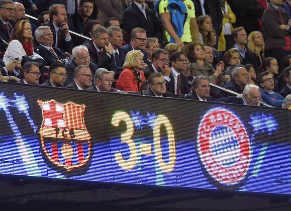06.05.2015, Fussball Champions League 2014 2015, Halbfinale Hinspiel, FC Barcelona Barca - FC Bayern München, im Stadion Camp Nou in Barcelona (Spanien). Frust bbei den Bayern-Vorständen beim Stand von 3:0 für Barcelona: Vorstandsvorsitzender Karl-Heinz Rummenigge (München), Präsident Karl Hopfner (Bayern München), Finanzvorstand Jan-Christian Dreesen (Bayern München), Edmund Stoiber. 