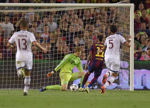 06.05.2015, Fussball Champions League 2014 2015, Halbfinale Hinspiel, FC Barcelona Barca - FC Bayern München, im Stadion Camp Nou in Barcelona (Spanien). Torschuss zum 3:0 von Neymar (2.v.re, Barcelona) gegen Torwart Manuel Neuer (Bayern). Mehdi Benatia (re, München) hat keine Chance. 