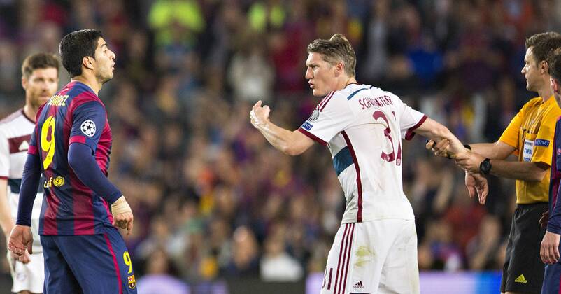 Barcelona, 06.05.2015, Camp Nou Schiedsrichter Nicola Rizzoli hält Bastian Schweinsteiger (FCB) zurück - Luis Suarez (Barca) FC Barcelona Barca - FC Bayern München mm