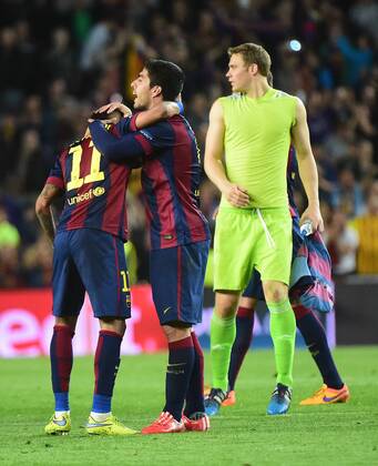 06.05.2015, xjhx, Fussball Champions League, FC Barcelona Barca - FC Bayern Muenchen, v.l. Neymar (FC Barcelona), Luis Suarez (FC Barcelona) jubeln jubelt nach Spielende., Manuel Neuer (FC Bayern Muenchen) enttaeuscht, enttaeuscht schauend, dissapointed