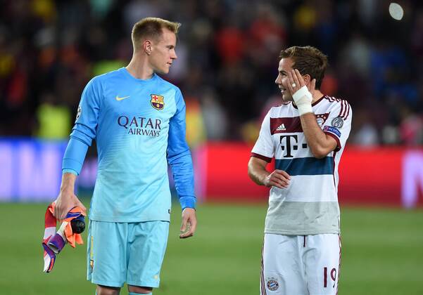 FUSSBALL CHAMPIONS LEAGUE SAISON 2014 2015 HALBFINALE HINSPIEL FC Barcelona Barca - FC Bayern Muenchen 06.05.2015 Torwart Marc Andre ter Stegen (Barca) troestet Mario Goetze (re, FC Bayern Muenchen) 