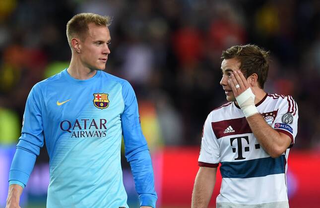 FUSSBALL CHAMPIONS LEAGUE SAISON 2014 2015 HALBFINALE HINSPIEL FC Barcelona Barca - FC Bayern Muenchen 06.05.2015 Torwart Marc Andre ter Stegen (Barca) troestet Mario Goetze (re, FC Bayern Muenchen) 