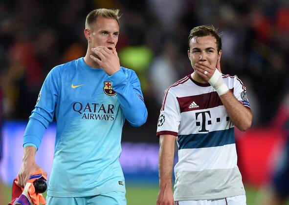 FUSSBALL CHAMPIONS LEAGUE SAISON 2014 2015 HALBFINALE HINSPIEL FC Barcelona Barca - FC Bayern Muenchen 06.05.2015 Torwart Marc Andre ter Stegen (Barca) troestet Mario Goetze (re, FC Bayern Muenchen) 