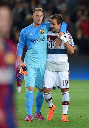 FUSSBALL CHAMPIONS LEAGUE SAISON 2014 2015 HALBFINALE HINSPIEL FC Barcelona Barca - FC Bayern Muenchen 06.05.2015 Torwart Marc Andre ter Stegen (Barca) troestet Mario Goetze (re, FC Bayern Muenchen) 