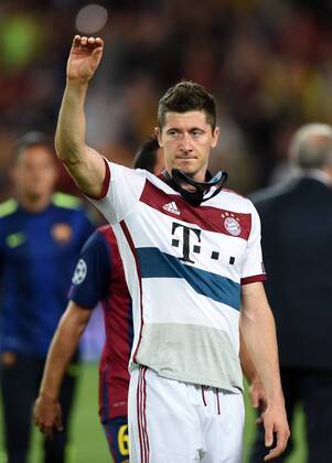 FUSSBALL CHAMPIONS LEAGUE SAISON 2014 2015 HALBFINALE HINSPIEL FC Barcelona Barca - FC Bayern Muenchen 06.05.2015 Robert Lewandowski (FC Bayern Muenchen) winkt nach dem Abpfiff zu den Fans 