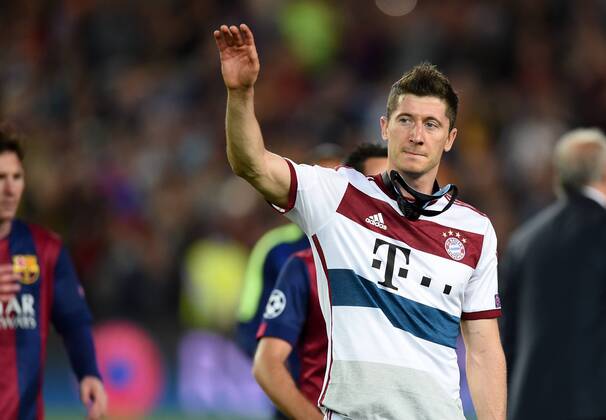 FUSSBALL CHAMPIONS LEAGUE SAISON 2014 2015 HALBFINALE HINSPIEL FC Barcelona Barca - FC Bayern Muenchen 06.05.2015 Robert Lewandowski (FC Bayern Muenchen) winkt nach dem Abpfiff zu den Fans 