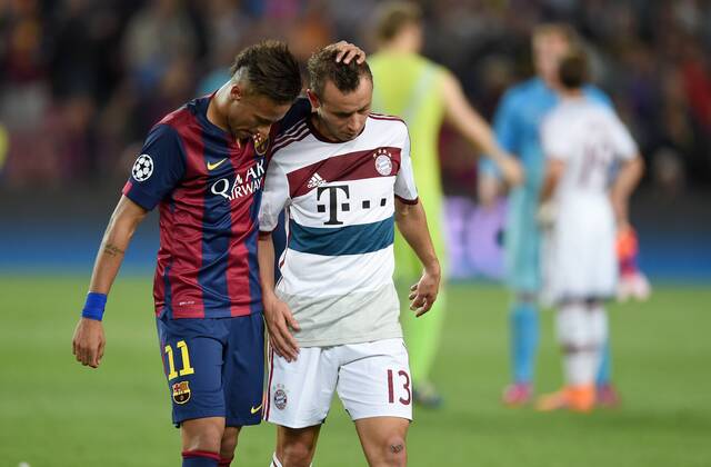 FUSSBALL CHAMPIONS LEAGUE SAISON 2014 2015 HALBFINALE HINSPIEL FC Barcelona Barca - FC Bayern Muenchen 06.05.2015 Neymar (Barca) troestet Rafinha (re, FC Bayern Muenchen) nach dem Abpfiff 