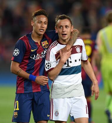 FUSSBALL CHAMPIONS LEAGUE SAISON 2014 2015 HALBFINALE HINSPIEL FC Barcelona Barca - FC Bayern Muenchen 06.05.2015 Neymar (Barca) troestet Rafinha (re, FC Bayern Muenchen) nach dem Abpfiff 