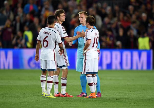 FUSSBALL CHAMPIONS LEAGUE SAISON 2014 2015 HALBFINALE HINSPIEL FC Barcelona Barca - FC Bayern Muenchen 06.05.2015 Thiago Alcantara, Thomas Mueller und Mario Goetze (v.l., alle FC Bayern Muenchen) fachsimpeln nach dem Abpfiff mit Torwart Marc Andre ter Stegen (Mitte, Barca) 
