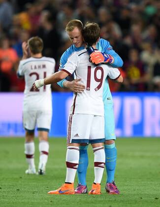 FUSSBALL CHAMPIONS LEAGUE SAISON 2014 2015 HALBFINALE HINSPIEL FC Barcelona Barca - FC Bayern Muenchen 06.05.2015 Torwart Marc Andre ter Stegen (Barca) troestet Mario Goetze (vorn, FC Bayern Muenchen) 