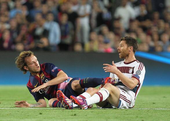 06 05 15 FC Barcelona Barca FC BAYERN MUNCHEN Rakitic - Xabi Alonso (bay) FOOTBALL : FC Barcelone vs FC Bayern München - UEFA Ligue des champions - 06 05 2015 CARLOSMIRA PANORAMIC 